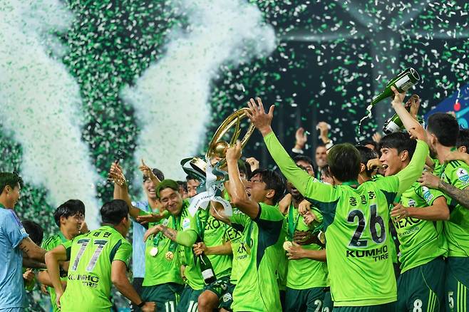 캡틴 박진섭이 8일 전주성에서 진행된 K리그1 우승 세리머니에서 우승 트로피를 들어올리자 전북 선수들이 함께 환호하고 있다. 사진제공|전북 현대