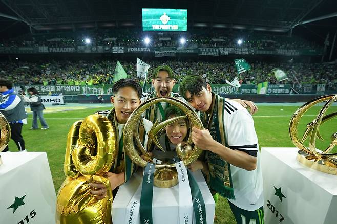 이승우, 송민규, 전진우, 송범근(왼쪽부터 시계방향으로) 등 전북 선수들이 8일 전주성에서 진행된 우승 세리머니 도중 트로피를 만지며 환호하고 있다. 사진제공|전북 현대