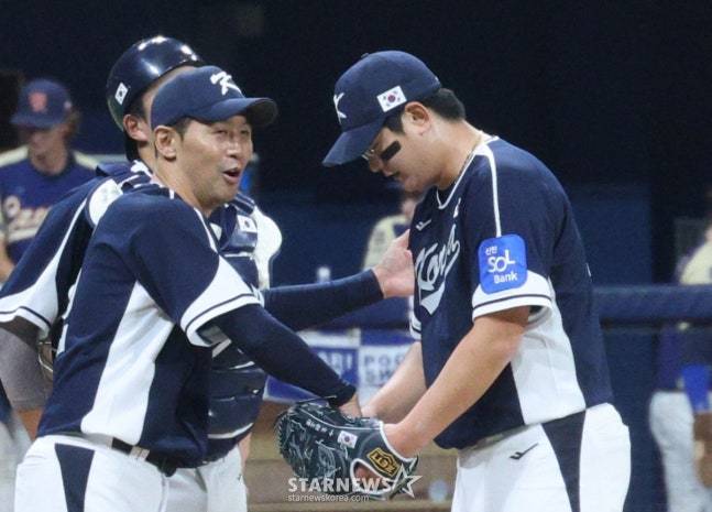 김광삼 투수코치(왼쪽)가 김서현을 교체하며 격려하고 있는 모습. /사진=김진경 대기자
