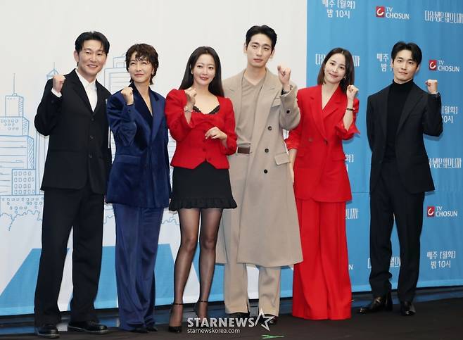 배우 허준석, 진서연, 김희선, 윤박, 한혜진, 장인섭이 10일 오후 서울 마포구 상암동 스탠포드호텔에서 진행된 TV조선 월화드라마 '다음생은 없으니까' 제작발표회에 참석해 포즈를 취하고 있다. 매일 같은 하루, 육아 전쟁과 쳇바퀴 같은 직장 생활에 지쳐가는, 마흔하나 세 친구의 더 나은 '완생'을 위한 좌충우돌 코믹 성장기 드라마 '다음생은 없으니까'는 오늘(10일) 첫 방송된다. /2025.11.10 /사진=이동훈 photoguy@