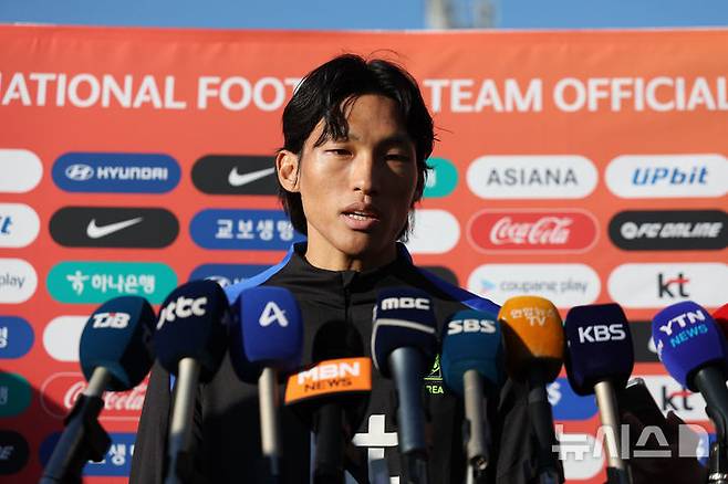 김승규가 10일 충남 천안시 입장면의 대한민국 축구종합센터에서 진행된 훈련에 앞서 취재진 질문에 답하고 있다. /사진=뉴시스