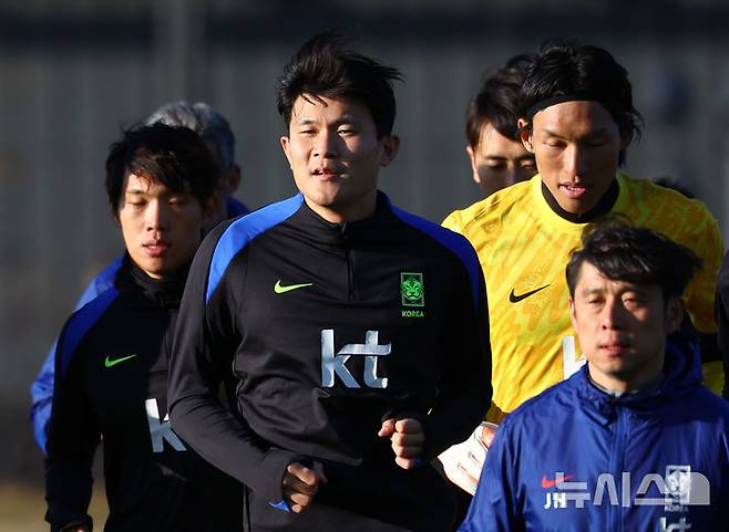 김민재(왼쪽에서 두 번째)와 김승규(오른쪽에서 두 번째)가 10일 충남 천안시 입장면의 대한민국 축구종합센터에서 진행된 훈련에서 워밍업하고 있다. /사진=뉴시스