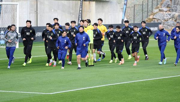 11일 충남 천안 대한민국축구종합센터에서 열린 축구대표팀 훈련에서 선수들이 몸을 풀고 있다. 2025.11.11 /연합뉴스