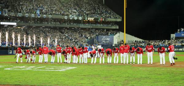지난 10월 14일 대구 삼성라이온즈파크에서 열린 2025 KBO 포스트시즌 준플레이오프 4차전에서 인사하고 있는 SSG 선수들의 모습. /SSG 제공