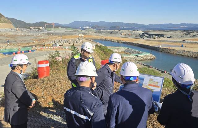 더불어민주당 경남도당은10일 기회발전특구가 조성 중인 양촌·용정일반산업단지를 시찰하고 지역 여론 수렴을 위한 현장 간담회를 진행했다. 더불어민주당 경남도당 제공