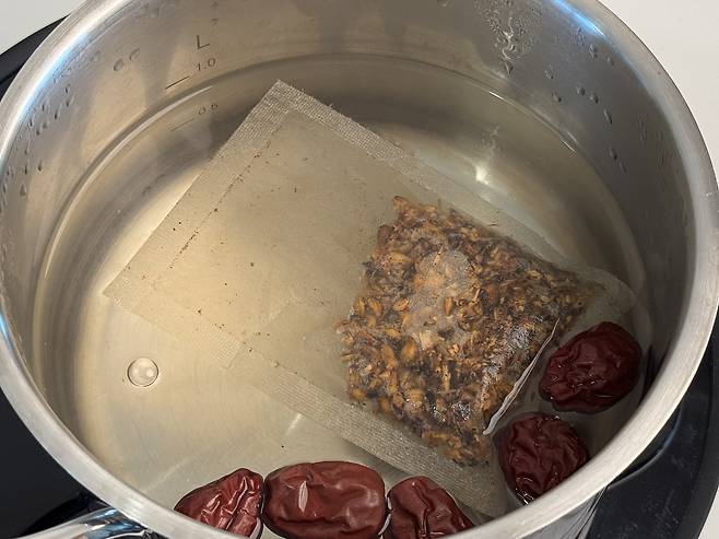 보리차 티백과 대추와 물이 들어있는 냄비