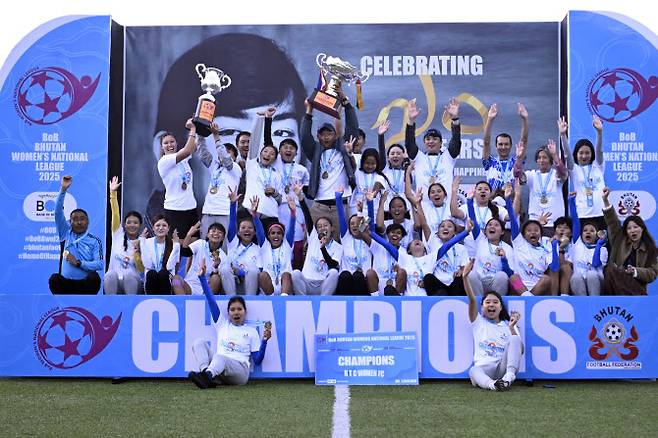 2025 부탄 여자 프리미어리그 우승을 차지한 RTC WFC가 트로피와 함께 기념사진을 찍고 있다. 사진=RTC WFC