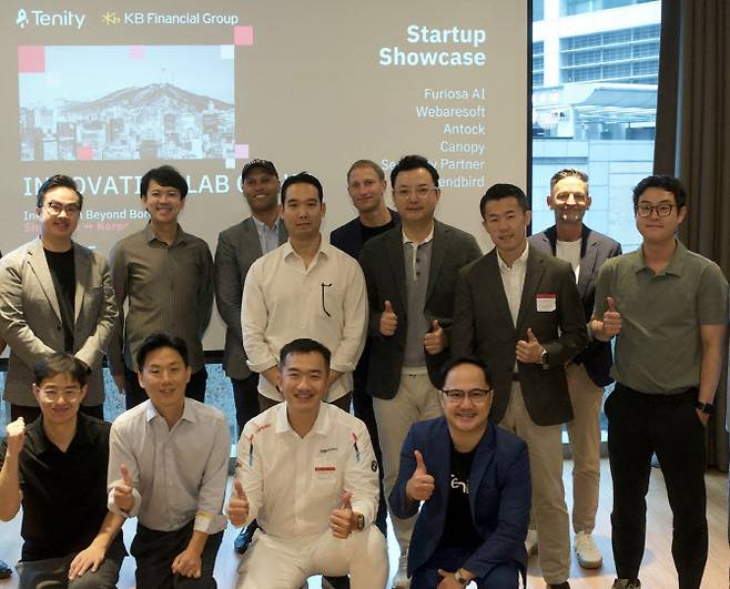 지난 10일 싱가포르 현지에서 진행된 KB Demo Day 행사에서 ‘KB스타터스 싱가포르’ 선발 기업과 글로벌 VC, AC, 유관기관의 관계자들이 기념촬영을 하고 있다. 사진=KB금융 제공