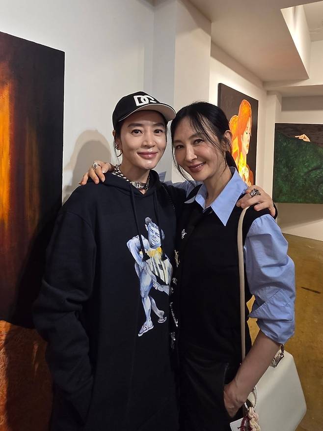 김혜수(왼쪽)와 채시라. 사진 | 채시라 SNS