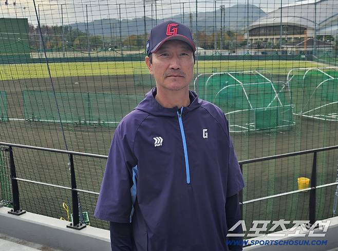 인터뷰에 임한 강석천 롯데 자이언츠 수석코치. 김영록 기자