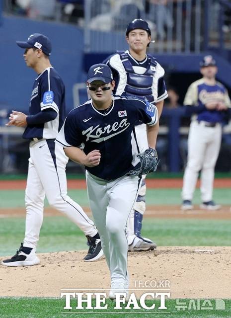 김서현의 난조가 이어지고 있다. 하지만 야구계는 아직도 '김서현 살리기'에 열을 올리고 있다. 김서현이 9일 체코전에서 실점한 뒤 마운드를 내려가고 있다. /뉴시스