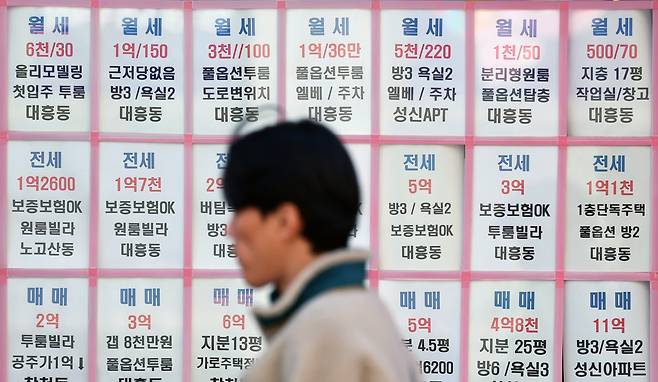 월세 선호 현상이 갈수록 강해지면서 200만원이 넘는 고가 월세 비율이 5년 만에 두 배가량 뛴 것으로 나타났다. 사진은 지난 10일 서울 마포구의 한 부동산에 물건 안내문이 붙어 있는 모습./뉴시스