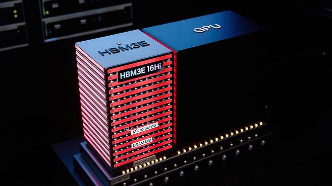 올해 1월 미국 라스베이거스에서 열린 세계 최대 IT 전시회 ‘CES 2025’에서 SK하이닉스가 공개한 고대역폭 메모리 HBM3E 모형. /SK하이닉스