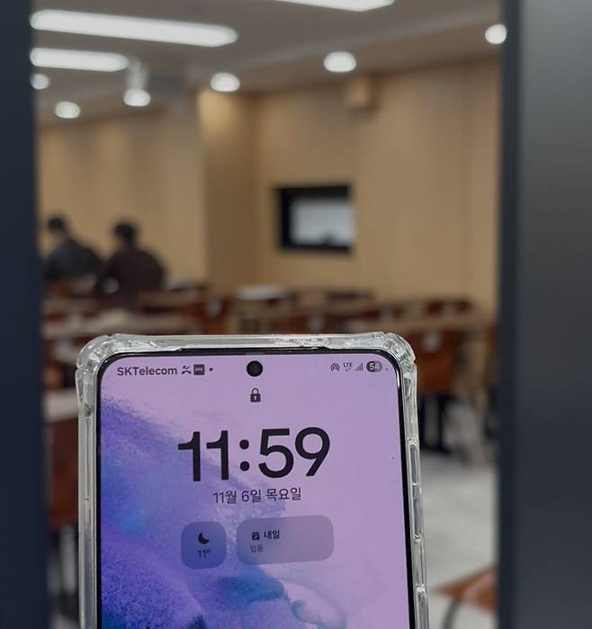 6일 서울 강남구 대치동의 한 학원에서 자정 가까이 수업이 이어지고 있다. /김수아 기자