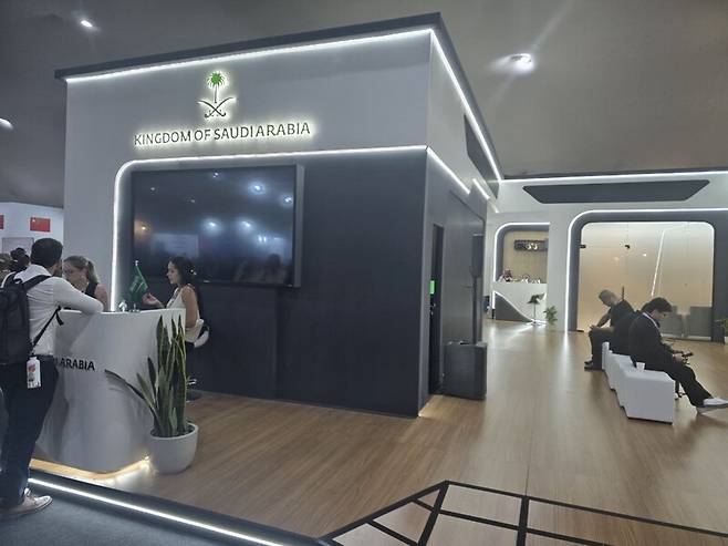 제30차 유엔 기후변화협약 당사국총회(COP30)가 개막한 10일(현지시각) 브라질 벨렝 도시공원에 마련된 ‘블루존’의 사우디아라비아 홍보 부스 모습. 옥기원 기자