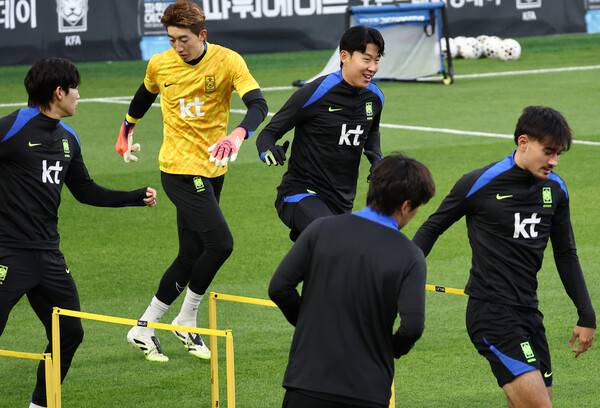 손흥민 등 축구대표팀 선수들이 11일 충남 천안 대한민국축구종합센터에서 진행된 소집 훈련에서 몸을 풀고 있다. 연합뉴스