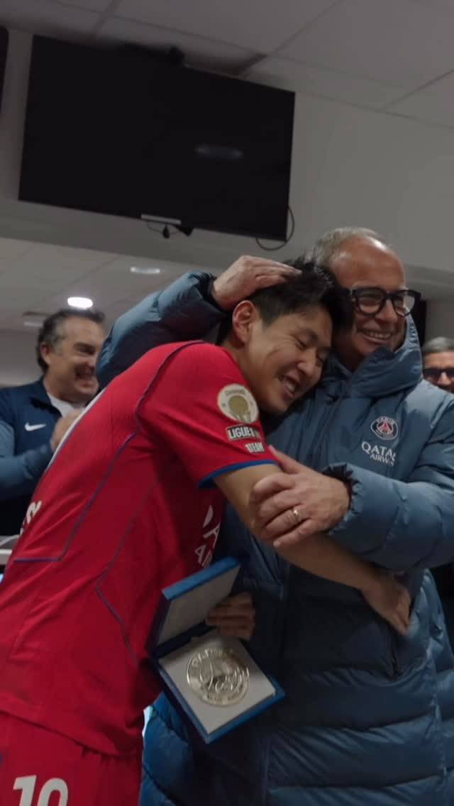 PSG 이강인이 10일 리옹과의 리그1 경기서 승리한 뒤 PSG 소속 공식전 100경기 출전 기념 메달을 받고 루이스 캄포스 단장과 포옹하고 있다. 사진=PSG SNS