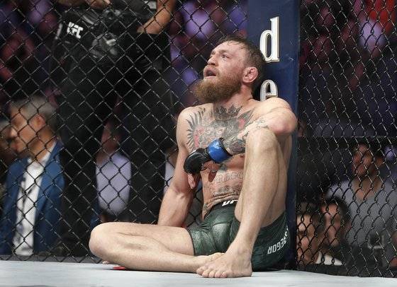 UFC229에서 하빕 누르마메도프에게 패한 뒤 허망하게 앉아 있는 코너 맥그리거. 사진=연합뉴스