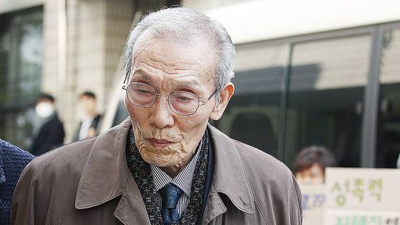 강제추행 혐의로 기소된 배우 오영수가 지난 2024년 3월 15일 오후 경기 수원지방법원 성남지원에서 열린 선고 공판을 위해 출석하고 있다. 뉴스1