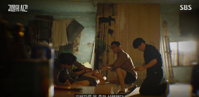 2008~2012년 필리핀 관광객 연쇄 표적납치 살인사건을 다룬 <괴물의 시간> 3-4회에서 피해자의 목을 조르는 최세용 일당의 모습이 재연되고 있다. 네이버TV 갈무리