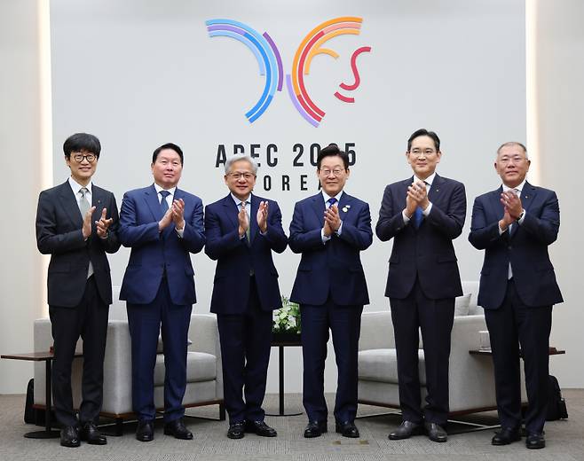 이재명 대통령이 10월31일 아시아태평양경제협력체(APEC) 정상회의장인 경주화백컨벤션센터에서 젠슨 황 엔비디아 최고경영자(CEO), 국내 기업 대표들과 함께 기념촬영을 하고 있다. 왼쪽부터 이해진 네이버 이사회 의장, 최태원 SK그룹 회장, 젠슨 황 CEO, 이 대통령, 이재용 삼성전자 회장, 정의선 현대차그룹 회장. 연합뉴스