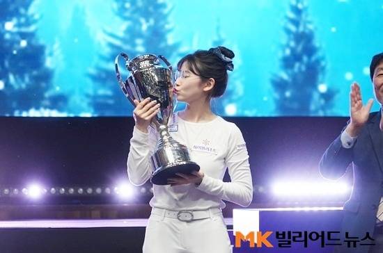 LPBA 원조퀸 이미래가 10일 강원도 정선 하이원리조트에서 열린 ‘25/26 하이원배LPBA챔피언십’ 결승전에서 이우경을 세트스코어 4:3으로 물리치고 우승했다. 이미래가 우승트로피에 입맞추고 있다.
