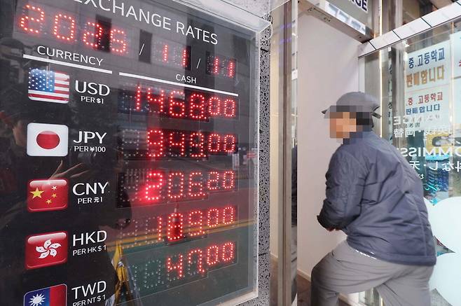 11일 서울 중구 명동에 위치한 사설 환전소에서 외국인 관광객이 환전을 기다리고 있다. 이날 달러당 원화값은 강달러 영향 등으로 11.9원 하락한 1463.3원에 마감했다. 한주형 기자