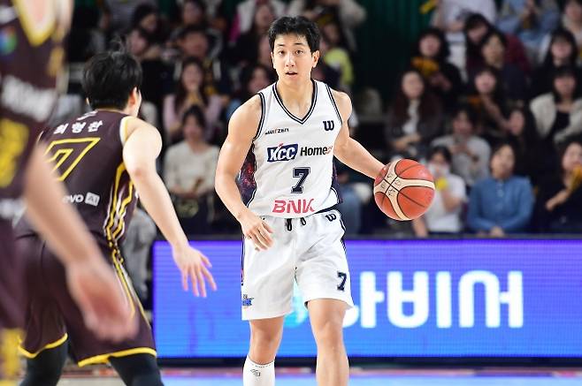 부산 KCC 허훈이 10일 창원체육관에서 열린 2025~26 프로농구 창원 LG와의 원정 경기에서 드리블하고 있다. KBL 제공