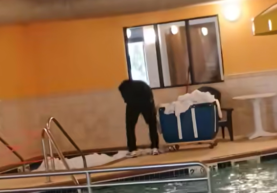 미국 노스다코타주에 있는 한 호텔에서 직원이 온수 욕조에 침대 시트를 넣고 있다. 페이스북 캡처