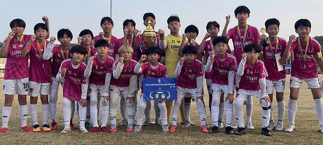 의왕G스포츠클럽 선수들이 9일 서천군수배 전국유소년축구페스티벌에서 우승한 뒤 금메달을 목에 걸고 기념촬영을 하고 있다. 사진제공|의왕G스포츠클럽