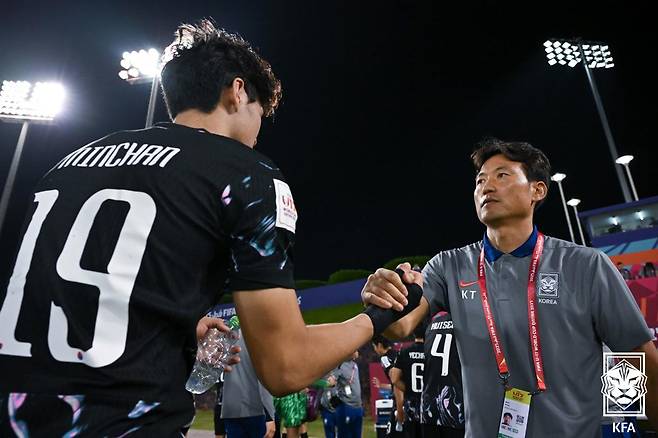 백기태(오른쪽) 17세 이하(U-17) 축구대표팀 감독. /사진=대한축구협회 제공