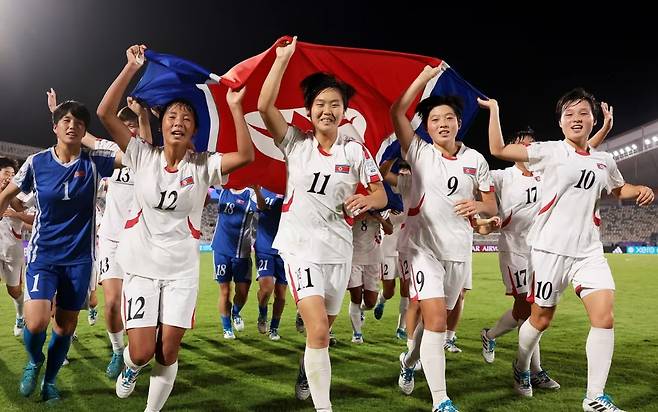 북한 U-17 여자대표팀 선수들이 지난 9일(한국시간) 국제축구연맹(FIFA) U-17 여자 월드컵 결승에서 네덜란드를 꺾은 뒤 우승 세리머니를 하고 있다. /사진=FIFA 공식 홈페이지 캡처