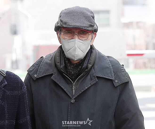 강제추행 혐의로 기소된 배우 오영수가 3일 오후 경기 성남시 수정구 단대동 수원지방법원 성남지원에서 진행되는 첫 공판에 출석하고 있다. 오영수는 지난 2017년 여성 A씨의 신체를 부적절하게 접촉한 혐의를 받고 있다. 2021년 12월 A씨는 경찰에 고소장을 제출했지만, 경찰은 불송치 결정을 내렸다. 이에 A씨가 이의신청을 했고, 수원지검 성남지청은 재수사를 해왔다. 오영수는 강제추행 혐의를 부인하고 있다. 그는 앞서 진행된 검찰 조사에서 A씨의 일방적인 주장이라는 입장을 보였다. 하지만 검찰은 지난해 11월 오영수를 불구속 기소했다. 2023.02.03
