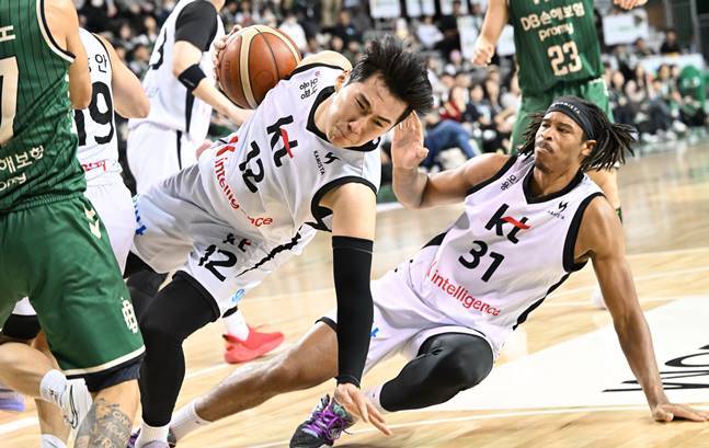 문정현(가운데)이 리바운드를 따내고 있다. /사진=KBL 제공