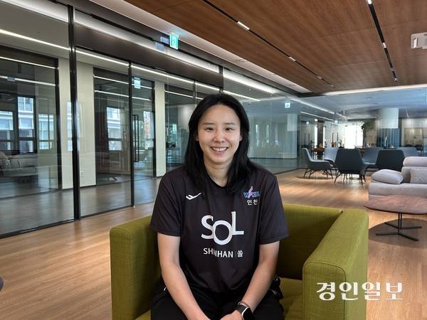 12일 오전 경기 용인시 신한은행 블루캠퍼스에서 만난 여자프로농구 인천 신한은행 에스버드 최윤아 감독. 2025.11.12 /백효은기자 100@kyeongin.com