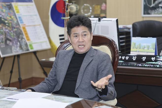 ▲ 김정헌 인천 중구청장이 12일 인천시 지명위원회가 제3연륙교 명칭을 청라하늘대교로 재의결한 것에 반발하며 국가지명위원회에 재심의를 청구하겠다는 입장을 나타냈다. /사진제공= 중구