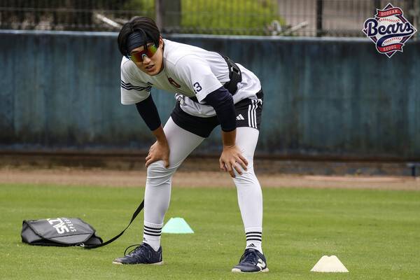 두산 투수진의 흙주머니 훈련(사진=두산)