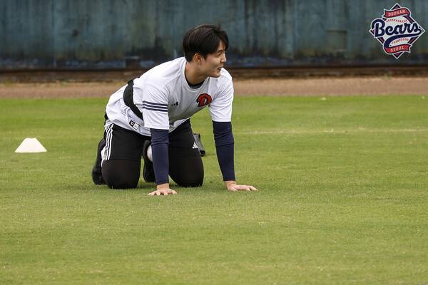 두산 투수진의 흙주머니 훈련(사진=두산)