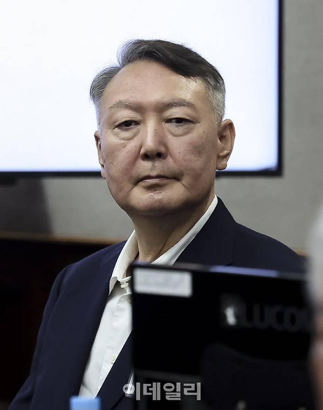 윤석열 전 대통령이 지난달 26일 서울 서초동 서울중앙지법에서 열린 특수공무집행방해 혐의 재판에 출석하고 있다. (사진=이데일리 이영훈 기자)