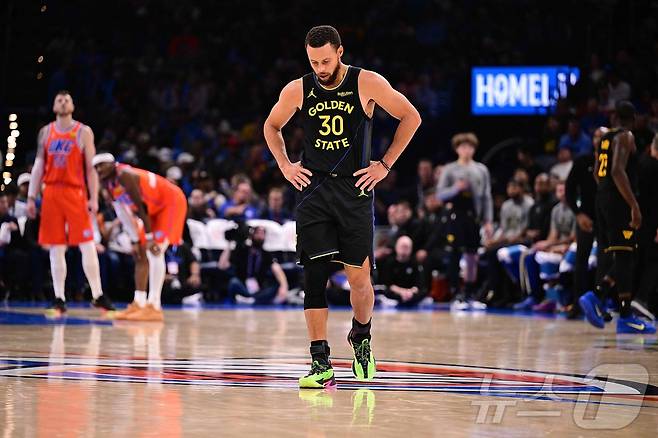 NBA 복귀전을 가진 골든스테이트 커리가 오클라호마시티전에서 고개를 숙이고 있다. ⓒ AFP=뉴스1