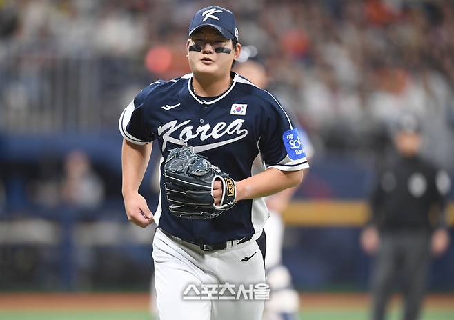 김서현이 9일 서울 고척 스카이돔에서 열린 ‘2025 K-베이스볼 시리즈’ 체코와 2차전 경기 5회말 실점 후 교체되어 마운드를 내려오고 있다. 고척 | 최승섭기자 thunder@sportsseoul.com