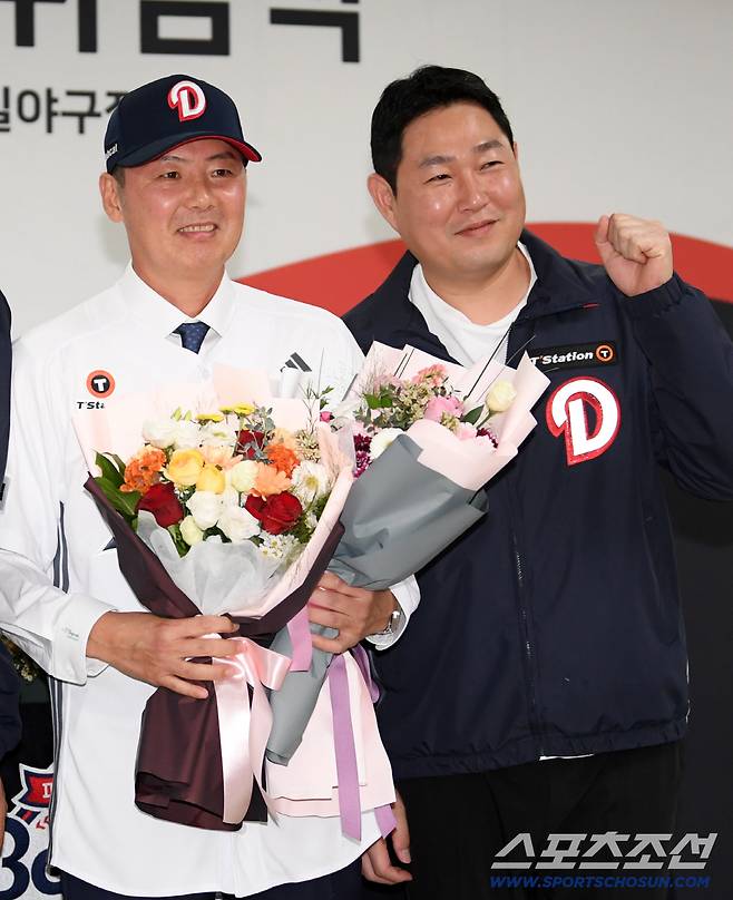 두산 베어스 김원형 감독 취임식이 23일 잠실구에서 열렸다. 김원형 감독과 양의지가 포즈를 취하고 있다. 잠실=박재만 기자 pjm@sportschosun.com/2025.10.23/