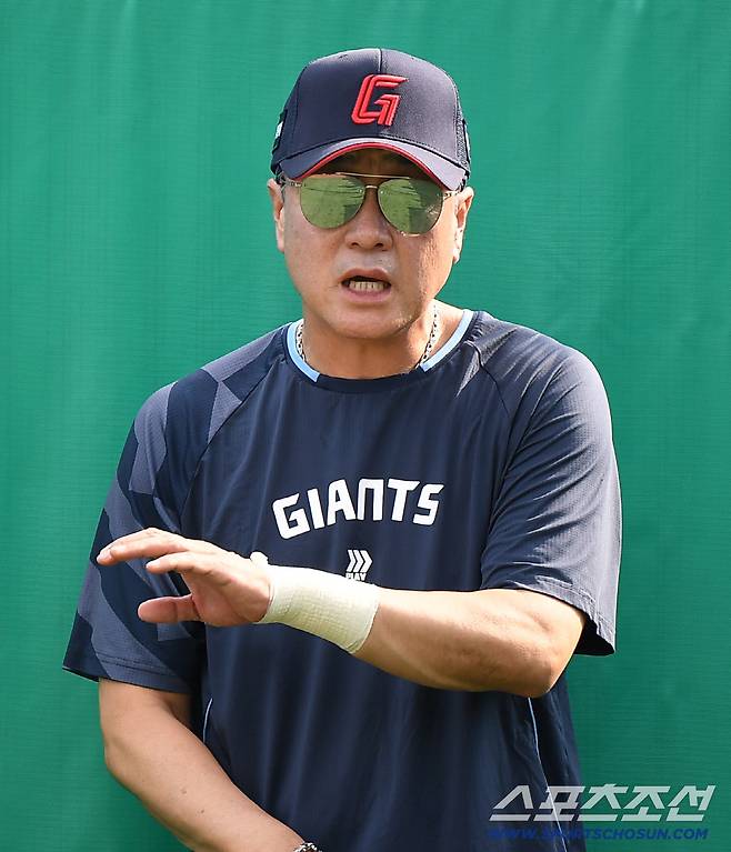 28일 부산 사직구장에서 열리는 KT-롯데전을 앞두고 김상진 코치가 1군 투수코치로 올라와 선수들을 지도하고 있다. 부산=정재근 기자 cjg@sportschosun.com/2025.8.28/