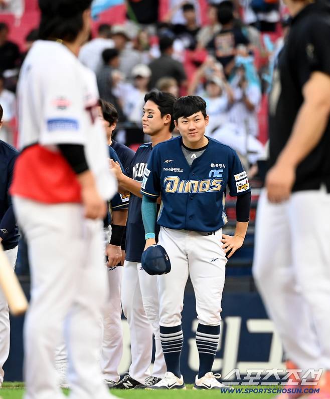 21일 광주KIA챔피언스필드에서 열린 NC와 KIA의 경기, NC가 7대6으로 승리했다. 경기 종료 후 최원준이 KIA 선수단에 인사하고 있다. 광주=허상욱 기자wook@sportschosun.com/2025.09.21/