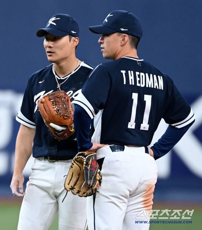 2023년 WBC 키스톤 콤비 김하성과 토미 에드먼. 스포츠조선 DB