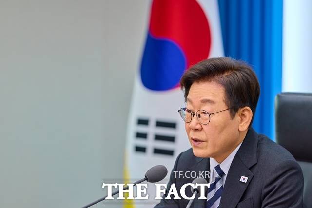 이른바 '대장동 재판' 항소 포기 논란이 검찰 내부와 정치권의 문제제기로 일파만파 확산되면서 그 의심의 화살이 용산까지 향하고 있다. 이재명 대통령이 10월 23일 용산 대통령실에서 주재한 제14차 수석보좌관회의에서 발언하고 있다. /대통령실
