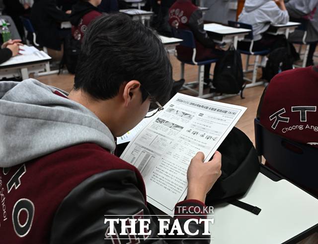 2026학년도 대학수학능력시험을 하루 앞둔 12일 오전 서울 종로구 중앙고등학교에서 고3 수험생이 수능 유의사항이 담긴 자료를 살펴보고 있다./이새롬 기자