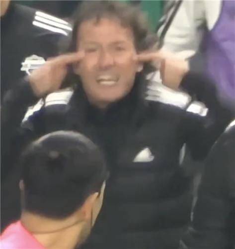 전북 타노스 코치가 손가락으로 눈을 가리키는 행동을 하고 있다. 연합뉴스