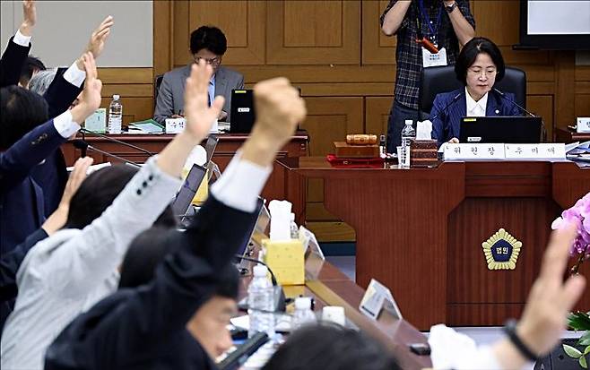 지난달 15일 오전 서울 서초구 대법원에서 열린 전체회의에서 '이재명 대통령의 공직선거법위반 사건에 대한 대법원 전원합의체 관련 서류 제출 요구의 건'에 대한 찬성 거수투표가 진행되고 있다. ⓒ국회사진기자단