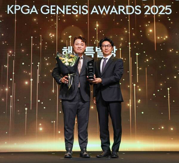 한국프로골프(KPGA) 투어 2025시즌 '해외특별상'을 차지한 이승택 프로가 '2025 KPGA 제네시스 대상 시상식'에서 수상하는 모습이다. 사진제공=KPGA (사진을 무단으로 사용하지 마십시오.)
